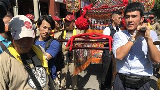 連炳發楊一展「鑽大甲媽轎底」金鐘雙鍍金