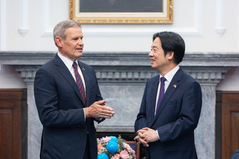 總統賴清德(右)21日接見美國田納西州州長李比爾(左)訪團時表示,歡迎李比爾宣布田納西州將在台灣設立辦事處,希望未來在各領域擴大合作機會。(總統府提供)