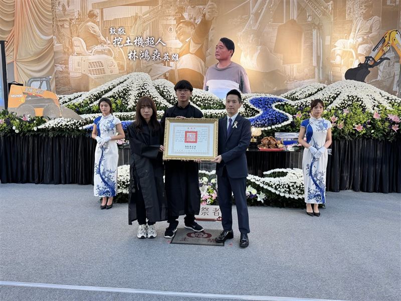 家屬今（22日）在桃園市立殯儀館舉行家奠禮，總統府副秘書長何志偉代表總統到場頒贈褒揚令。（圖／龍福禮儀提供）
