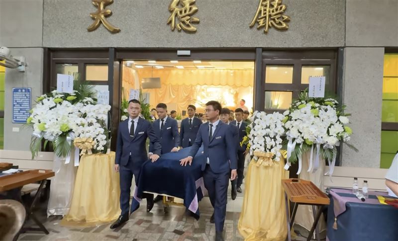 家屬遵從林鴻森遺願不辦公祭儀式，但仍有不少機構到場致意。（圖／龍福禮儀提供）