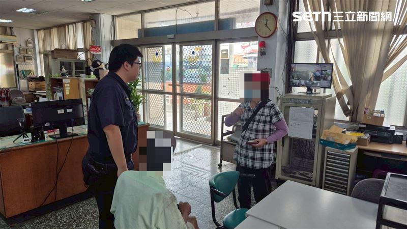 家屬感謝警察幫忙，順利與家人團圓。（圖／翻攝畫面）