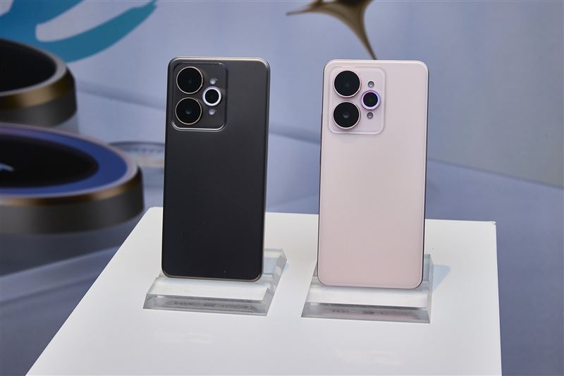 realme 15 5G「鈦空灰」與「光織粉」配備12GB+256GB大容量組合，建議售價NT$10,990，則將於11月7日正式開賣