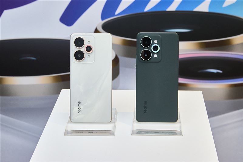 realme 15 Pro「月輝銀」、「星森綠」配備12GB+256GB大容量組合，建議售價NT$13,990，將於10月31日正式上市
