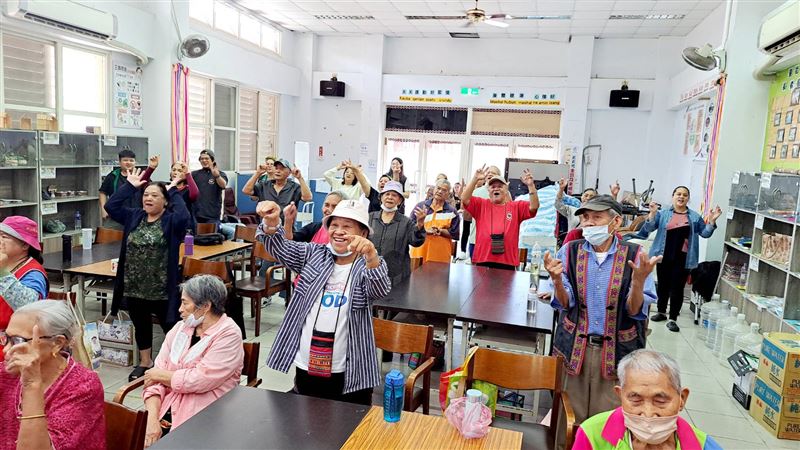 浪凡慈善基金會前進花蓮，與飛揚協會志工深入部落。（圖／浪凡慈善基金會提供）