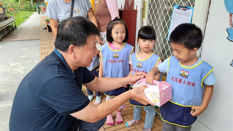 浪凡慈善基金會前進花蓮，董事長也特別關心小朋友學習環境。（圖／浪凡慈善基金會提供）