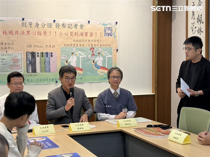 立委劉建國(中)說,預計先於衛福部立醫院開始推動,守護民眾口腔健康。(圖/記者簡浩正攝影)