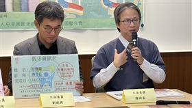 林慶茂（右）盼推出「假牙產品卡」，讓假牙從製造材料到技術人員透明且可追溯。（圖／記者簡浩正攝影）