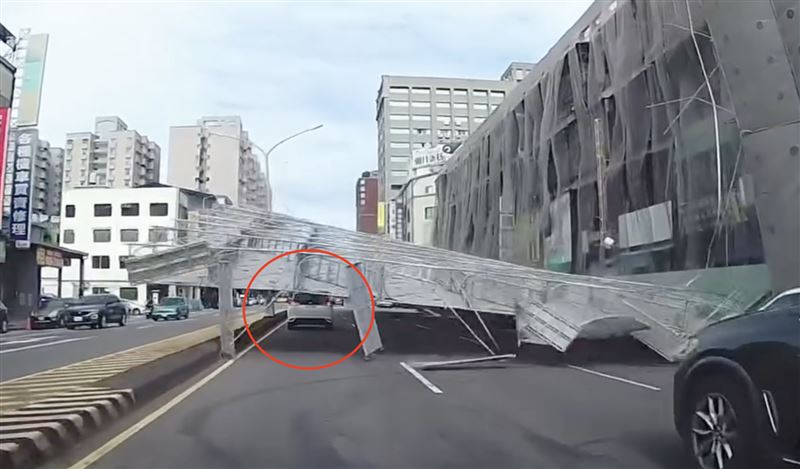 鷹不敵強風吹襲倒塌，共擊中3輛汽車、3輛機車。（圖／翻攝自 Threads @a0920376656）