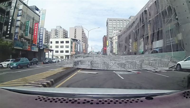 鷹架不敵強風倒塌，一名機車騎士遭波及摔車送醫。（圖／翻攝自 Threads @a0920376656）
