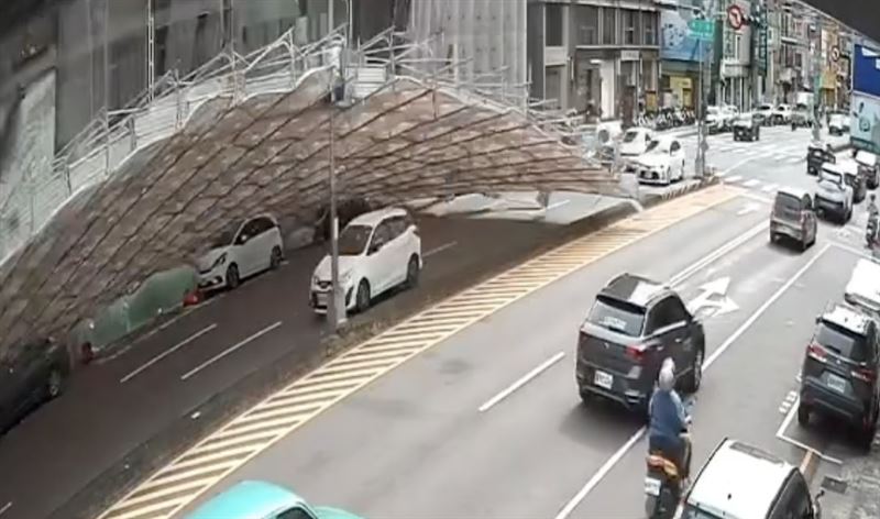 鷹架倒塌砸中轎車車頂，導致駕駛一度受困車內。（圖／翻攝自 Threads @azzz30678）
