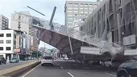 驚悚瞬間曝光！台中「整片鷹架倒塌」吞噬6汽機車　駕駛驚：根本躲不過