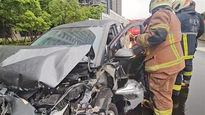 新/女開車新北環快連撞3車 2人輕傷送醫