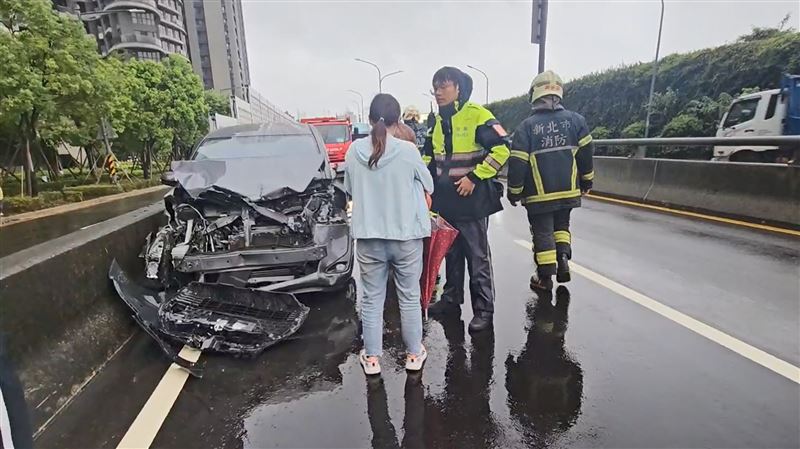 林女肇事後呆坐車內，直到消防隊到場才準備下車。（圖／翻攝畫面）