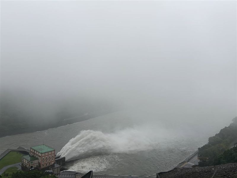 排砂隧道放水，以調整石門水庫水位。（圖／水利署北水分署提供）