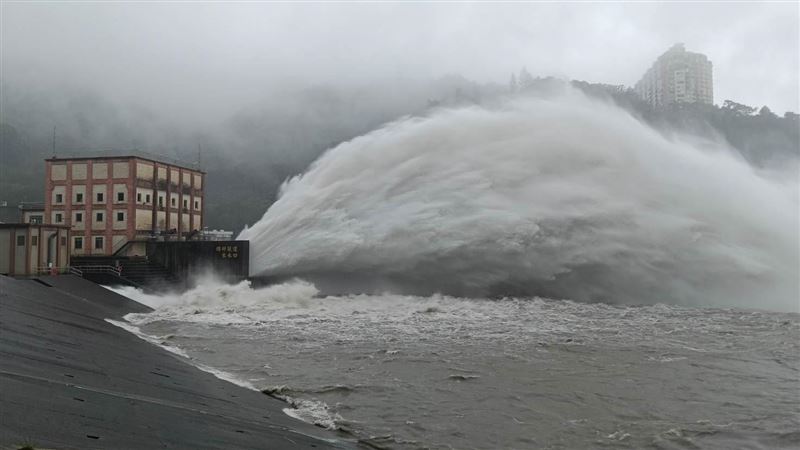 風神+東北季風 石門水庫放水震撼畫面曝