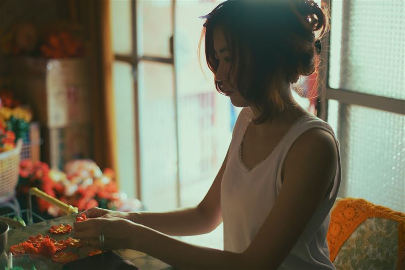 9m88在《女孩》幾近素顏演出苦命母，展現時代悲歌下的堅毅力量。（圖／甲上娛樂提供）