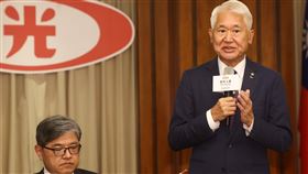 新壽記者會　說明北士科地上權案（1）針對北士科T17、T18開發案，新光人壽22日召開臨時董事會，會後由新壽董事長魏寶生（中）主持記者會，宣布為主動化解僵局，董事會已授權他在北市府同意返還新壽已支付的相關成本前提下，與北市府合意解除地上權契約。中央社記者王騰毅攝　114年10月22日