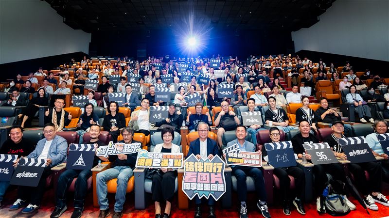 文化部李遠部長與30劇組於大巨蛋秀泰影城合影。（圖／國片聯盟提供）