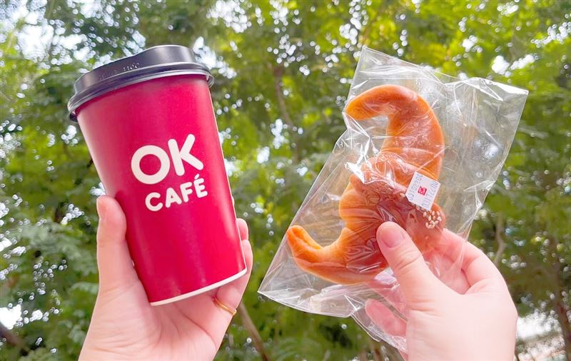 購買OKCAFE中杯莊園拿鐵，可任搭指定烘焙商品&mdash;三峽金牛角或聖保羅糖酥可頌捲。（圖／品牌業者提供）
