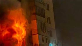 因21日晚間俄軍空襲而著火的基輔樓房。（圖／翻攝自X平台 @IrynaBorovets1
）