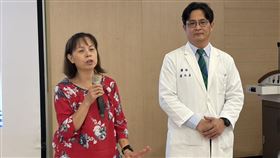 63歲盧女士（左）多年前摔傷跌倒後無法正常生活，在醫師建議下進行手術，不僅傷口變小且恢復快速，術後隔天已經可以下床。（圖／記者簡浩正攝影）