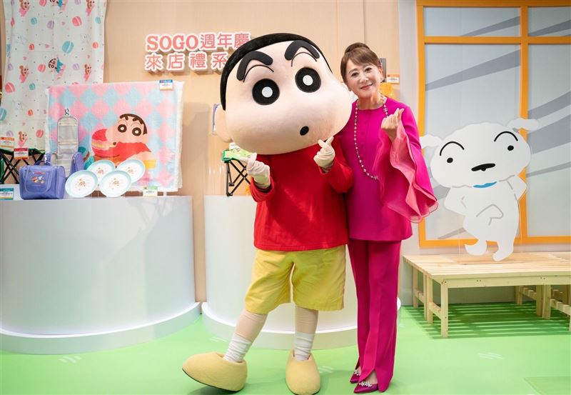 今年SOGO週年慶推出蠟筆小新系列來店禮。(圖／SOGO提供）