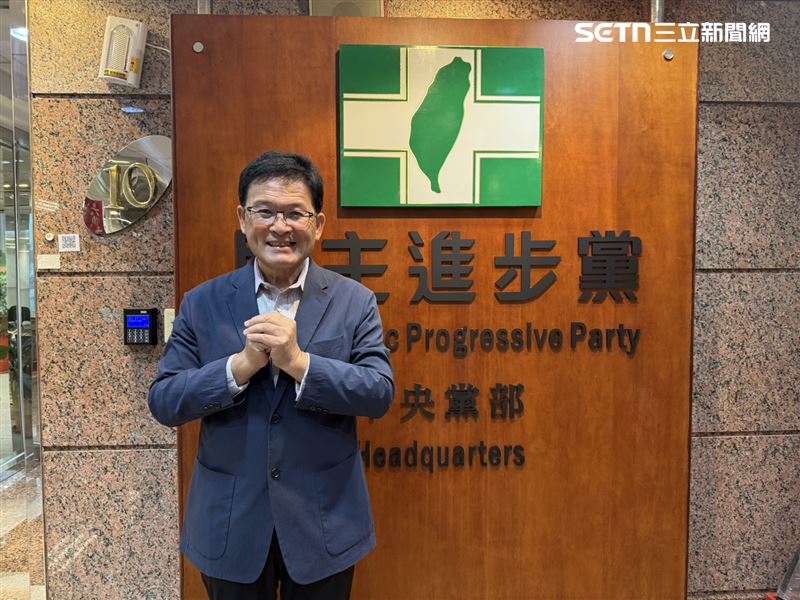 前彰化市長邱建富赴民進黨中央黨部遞交參選意願表（圖／記者劉秀敏攝影）