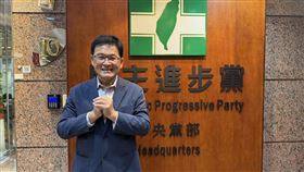 前彰化市長邱建富赴民進黨中央黨部遞交參選意願表（圖／記者劉秀敏攝影）