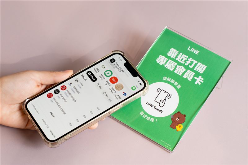 LINE預計於2026年上半年推出全新感應裝置LINE Touch,用戶只需以手機輕觸裝置,無需下載即可立即開啟MINI App服務頁面。(圖/LINE台灣提供)