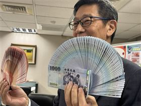 中央銀行正式啟動新台幣紙鈔改版，為睽違24年的首次升級。新版鈔將強化防偽技術、導入ESG綠色理念，提升視障友善設計，並維持現行尺寸與配色以降低社會成本。主題將透過委員會廣納民意，預計首張新鈔於2年半內問世。（圖／記者師瑞德攝影）