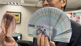 中央銀行正式啟動新台幣紙鈔改版，為睽違24年的首次升級。新版鈔將強化防偽技術、導入ESG綠色理念，提升視障友善設計，並維持現行尺寸與配色以降低社會成本。主題將透過委員會廣納民意，預計首張新鈔於2年半內問世。（圖／記者師瑞德攝影）