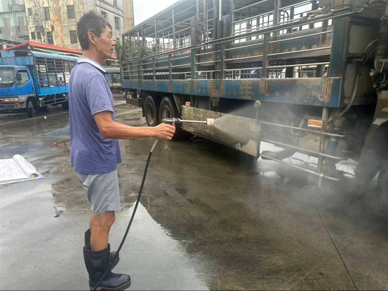 因應非洲豬瘟，運輸車輛司機離場前仔細消毒車輛、輪胎等。（圖／新北市府農業局提供）
