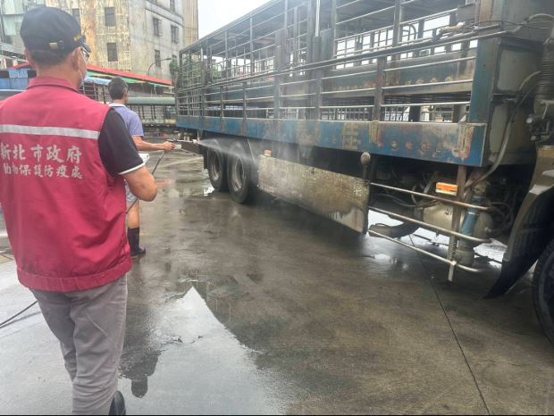 新北市政府非洲豬瘟災害應變中心至樹林肉品市場查核運輸車消毒情形。（圖／新北市府農業局提供）
