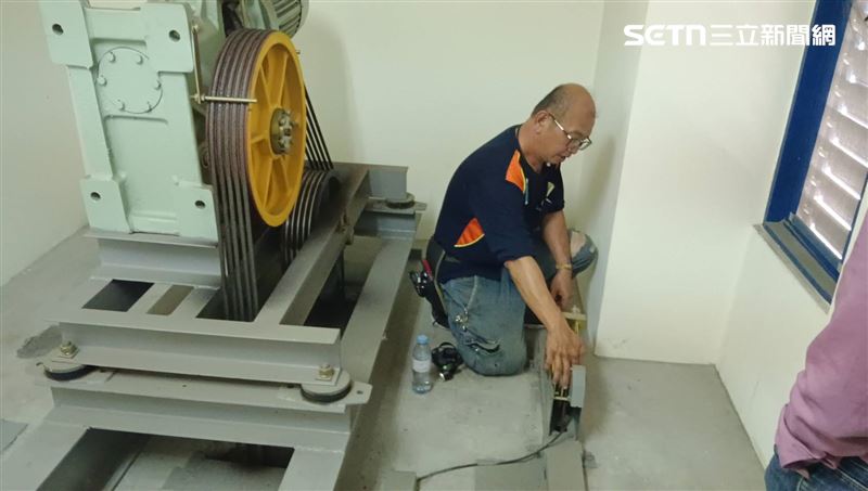 業者違規增設電梯遭都發局勒令停用，並封鎖管制現場。（圖／翻攝畫面）