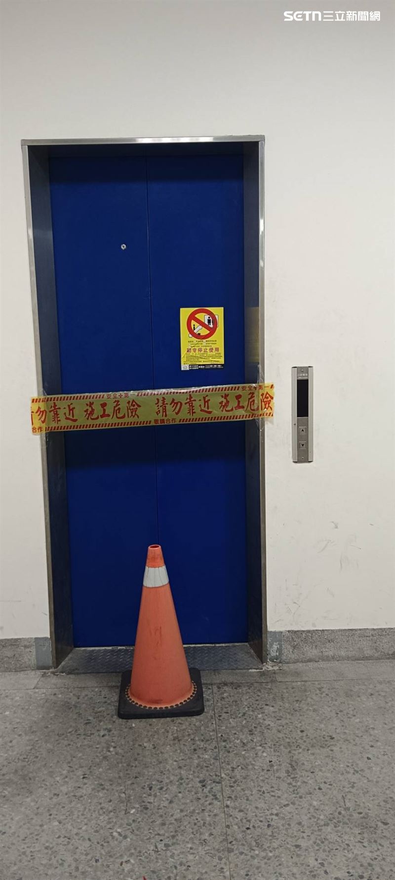 業者違規增設電梯，遭都發局勒令停用，並封鎖管制現場。（圖／翻攝畫面）