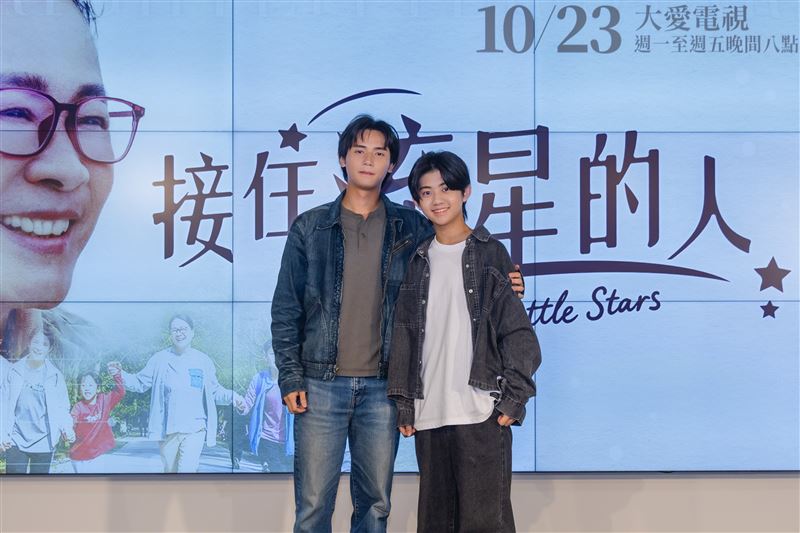 謝展榮（左）、陳少卉（右）分別飾演《接住流星的人》「博葦」的不同時期。（圖／大愛提供）