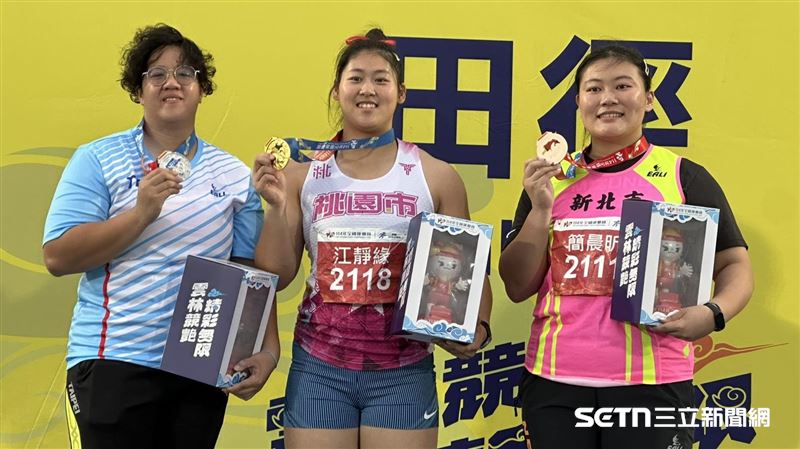代表桃園市出戰的鉛球好手江靜緣（中），全運會鉛球決賽丟出18公尺08佳績摘金，還一舉打破大會和全國紀錄。（圖／記者蔡厚瑄攝影）