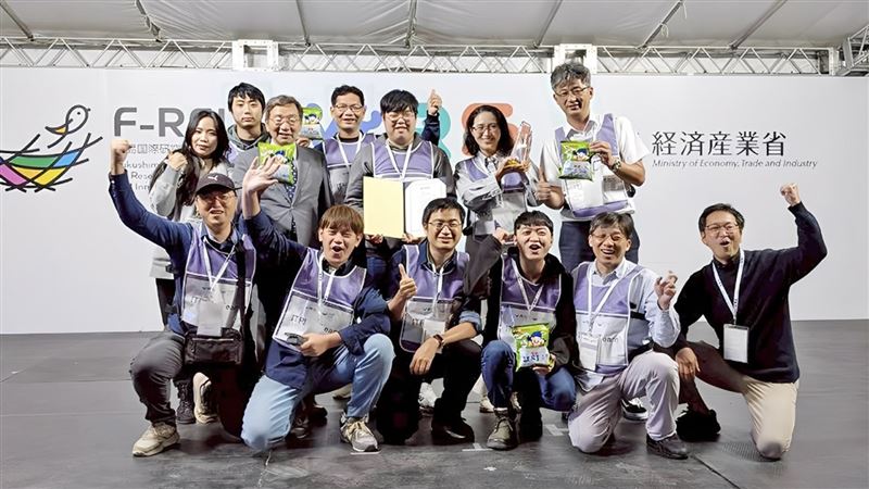 「ITRI A-Team」在日本、臺灣、厄瓜多、新加坡等隊伍中勇奪亞軍，團隊更創下HEDC 賽史兩項首例紀錄。圖為工研院獲獎團隊主管與同仁包括陳文泉、陳正大、崔虎軒、陳冠樺、林港喬、楊淑敏、黃聖杰、謝天元、林智毅、盧泓楷、辻真明、吳亞儒等與HEDC競賽委員長野波健藏（後排左起第三位）合影。（圖／工研院提供）