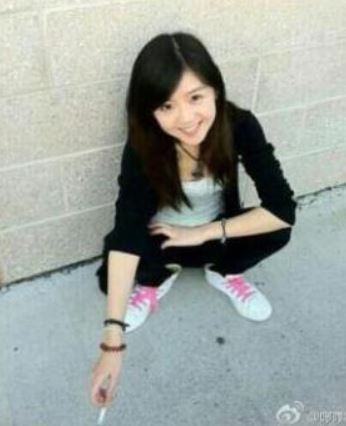宋伊人私下抽煙的模樣。（圖／翻攝自微博）