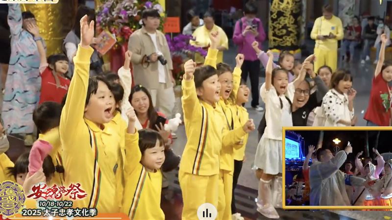 YOYO家族在桃園護國宮大廳與現場孩童開心互動。（圖／翻攝自寶島神很大直播畫面截圖）