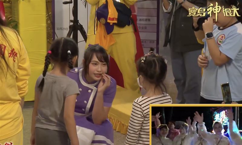 YOYO家族在桃園護國宮大廳與現場孩童開心互動。（圖／翻攝自寶島神很大直播畫面截圖）
