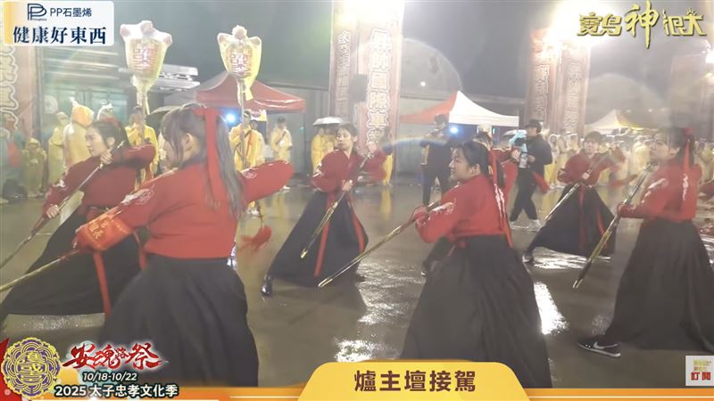 陣頭在雨中奮力演出。（圖／翻攝自寶島神很大直播畫面截圖）