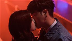 HowZ〈凌晨五點鐘〉MV。（圖／皓室創意Light House提供）