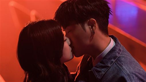 HowZ凌晨5點越撞越大力　激吻畫面流出