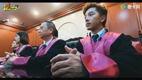 坤達曾在《木曜4》化身「一日檢察官」，網紅莫莉律師感嘆：「他應該比較知道偵查庭複訊要怎麼進行，可惜這次你要坐底下被告席。」（圖／翻攝自木曜4超玩YouTube）