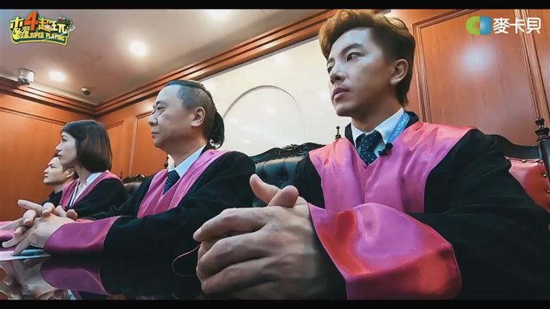 坤達曾在《木曜4》化身「一日檢察官」，網紅莫莉律師感嘆：「他應該比較知道偵查庭複訊要怎麼進行，可惜這次你要坐底下被告席。」（圖／翻攝自木曜4超玩YouTube）