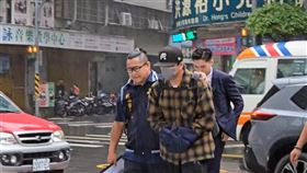 坤達遭拘提到案，不過他身旁出現偵辦該案的新北地檢署檢察官粘鑫，有網友直言「比坤達帥！」（圖／翻攝畫面）