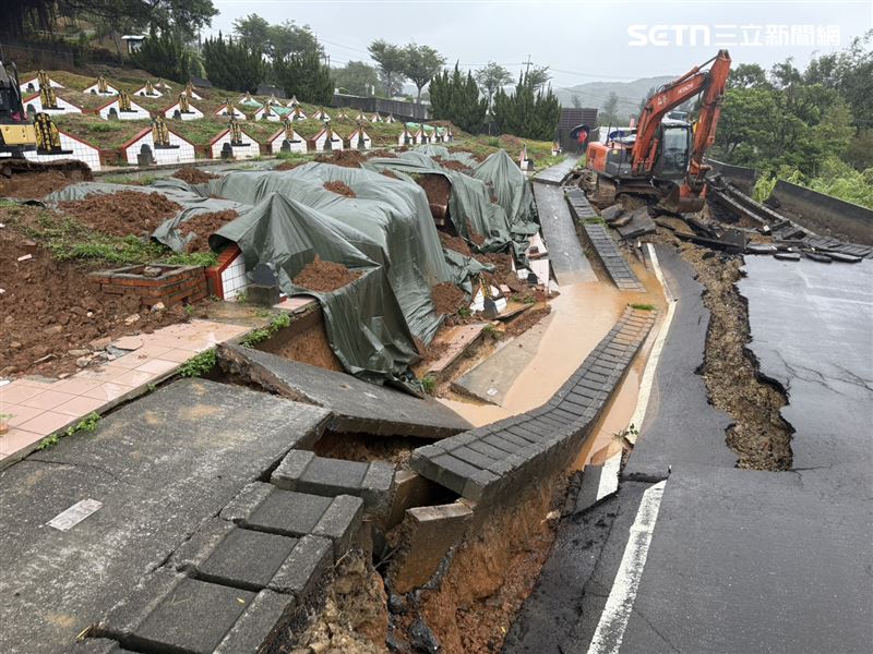 桃園蘆竹生命紀念園區路面坍方，坍方面積長約40公尺、寬約5公尺、深約2公尺。（圖／翻攝畫面）