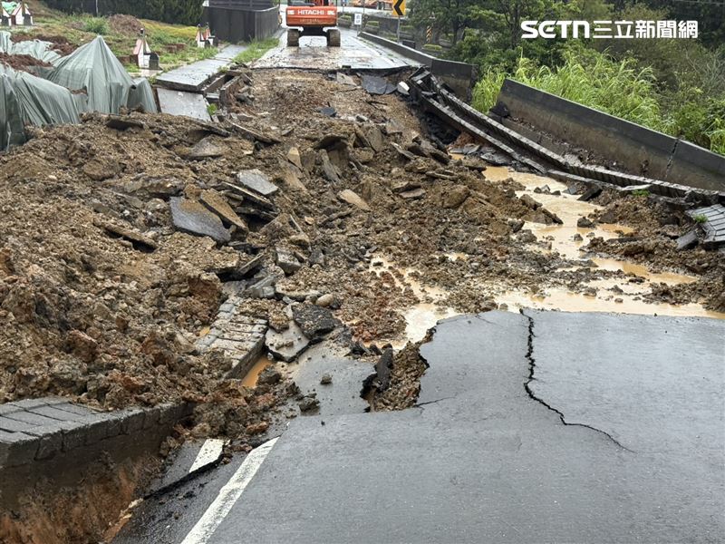 豪雨成災，桃園蘆竹生命紀念園區路面坍方，5門墓座受損，部分棺材掉出。（圖／翻攝畫面）