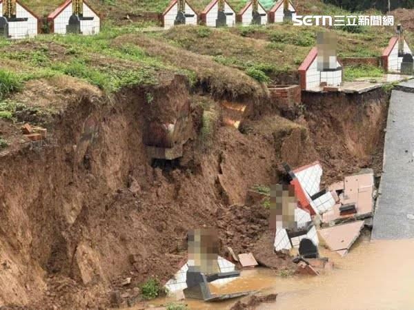 豪雨成災，桃園蘆竹生命紀念園區路面坍方，5門墓座受損，部分棺材掉出。（圖／翻攝畫面）